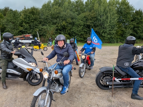 Schwerin Leif-Erik Holm sur une Simson.jpg